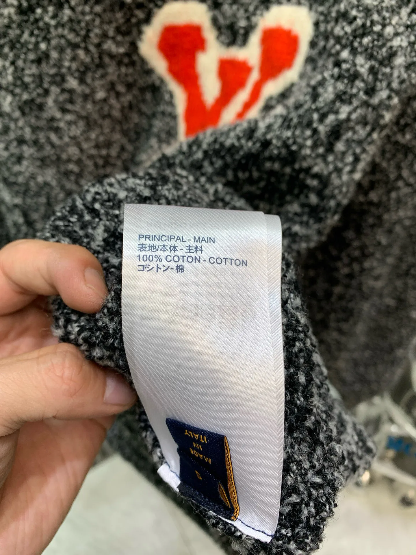 🅿️350 🀄️ Louis Vuitton 1v 25FW mirrored logo intarsia sweater (grey) originally purchased for 10,900, new color in 23 years, custom-woven and dyed sheep wool 55%, yak hair 21%, nylon 20%, spandex 4% wool loop yarn, brown loop yarn with gray color, high ductility and good elasticity It is different from the non-elastic version on the market. The special washing process is very soft and skin-friendly. Positive 3-needle knitting process. The thickness of each stitch of the intarsia at the clothing logo is consistent with ZP. The back logo is a mirror intarsia. The upper body is skin-friendly and versatile. Wear it in front of others. A powerful autumn and winter item.